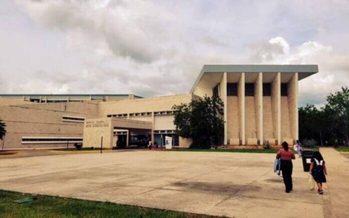 Se desploma elevador con 12 personas en hospital de Yucatán