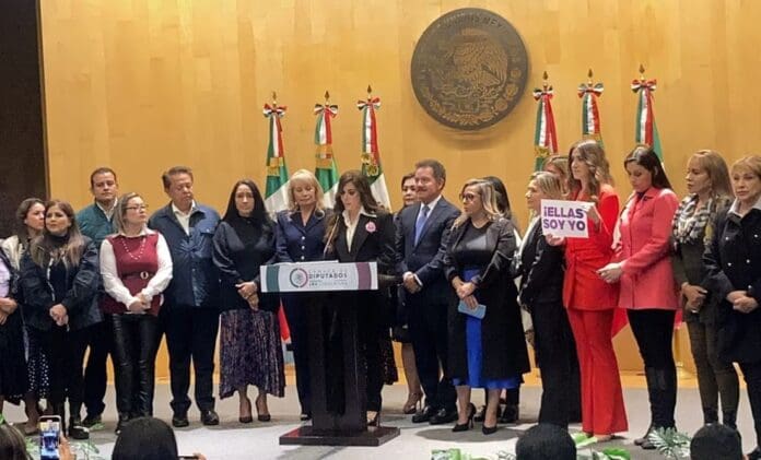 Diputados de Morena aprueban nueva ley contra la trata; Gloria Trevi avala la medida