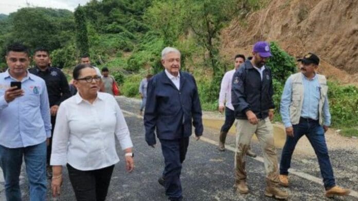 Video AMLO llega a Acapulco para supervisar daños por Otis; le informan que no hay cómo pasar