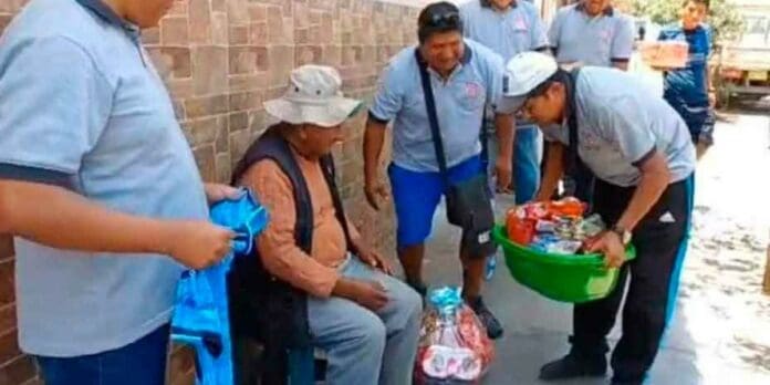 Ex alumnos regresan a ayudar a vendedor ambulante que les fiaba