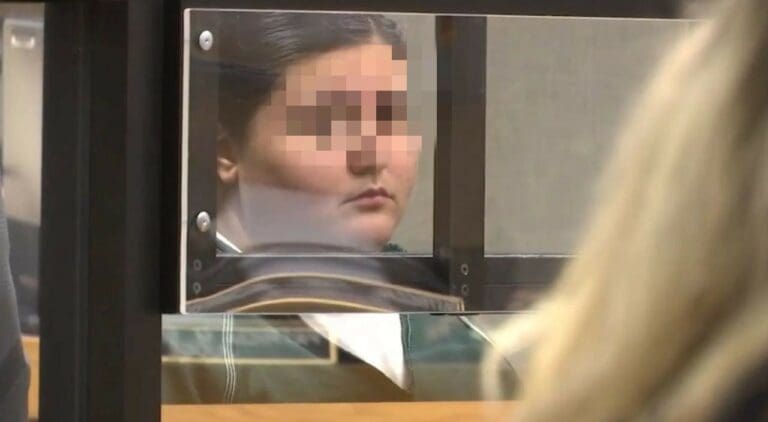 Contratan a una niñera y descubren que vendía fotos de su bebé: "le pagaban para que le hiciera cosas peores"