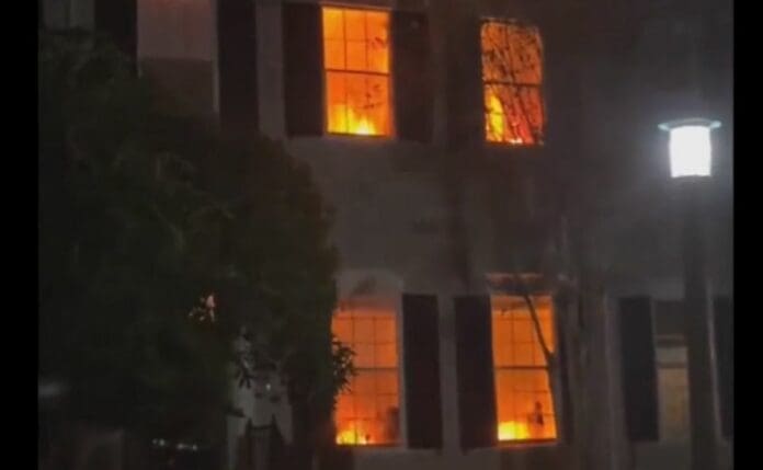 VIDEO: Vecinos llaman a los bomberos por decoración realista de Halloween en una casa