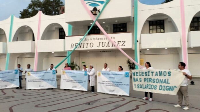 Protestan médicos en Cancún; exigen mejores salarios y condiciones laborales dignas