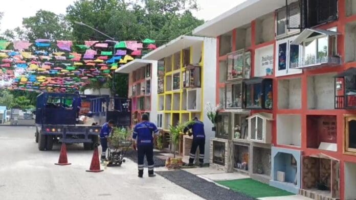 Las autoridades ya trabajan para tener el Panteón de Playa del Carmen listo para estos días de los fieles difuntos.