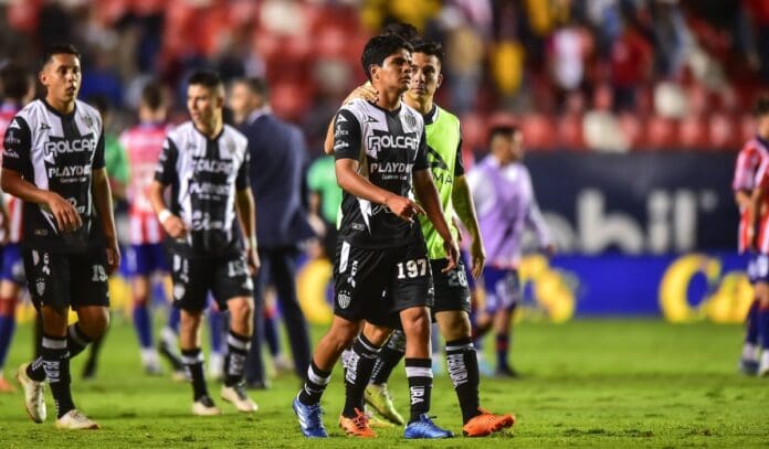 Futbolista debuta en la Liga MX y anota un golazo, pero en su propia portería