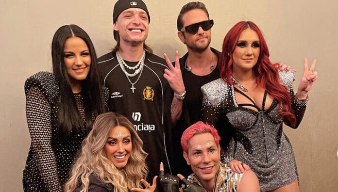 ¿Posible colaboración? Peso Pluma asistió al último concierto de RBD en Los Ángeles y presume foto