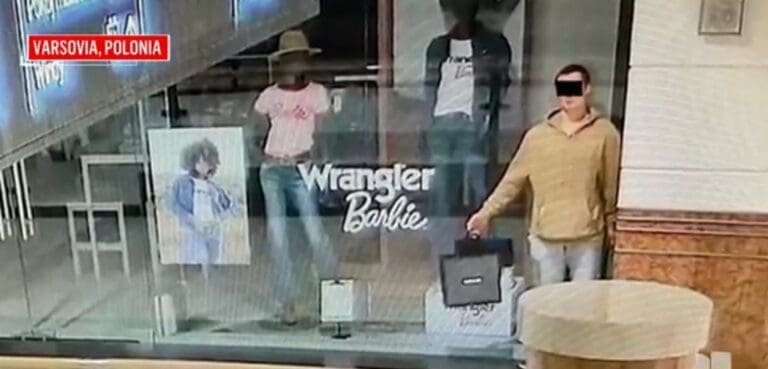 Hombre finge ser un maniquí para robar un centro comercial