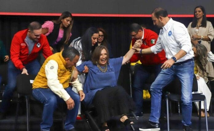 La panista Xóchitl Gálvez se cayó de una silla y dijo que es porque le queda chica, y porque busca la grande, la presidencial.