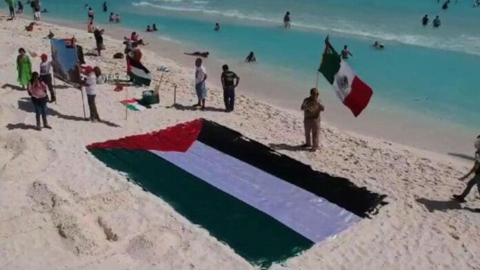 Activistas se manifiestan en Playa Delfines de Cancún a favor de Palestina