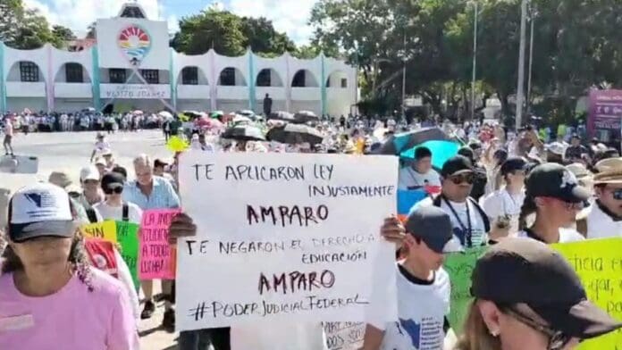 Casi 2 mil personas salieron a las calles de Cancún en apoyo al Poder Judicial Federal. Piden que no se recorte presupuesto a la dependencia.