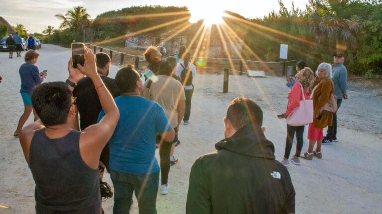 Familias cozumeleñas se maravillan con la alineación del sol con el vestigio arqueológico “El Caracol” en el Parque Ecoturístico Punta Sur