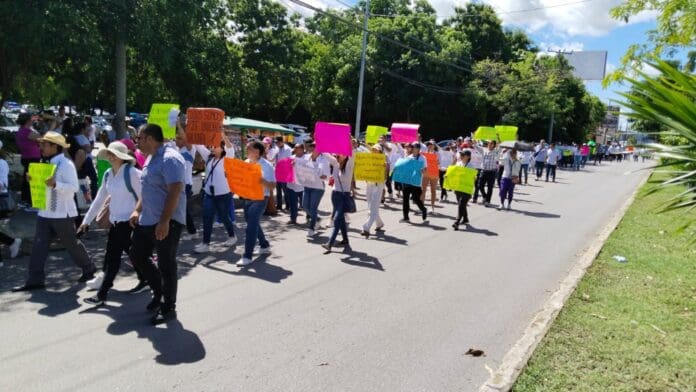 Los trabajadores del Poder Judicial Federal que están en paro salieron a las calles de Cancún a protestar. Piden que no haya recortes.
