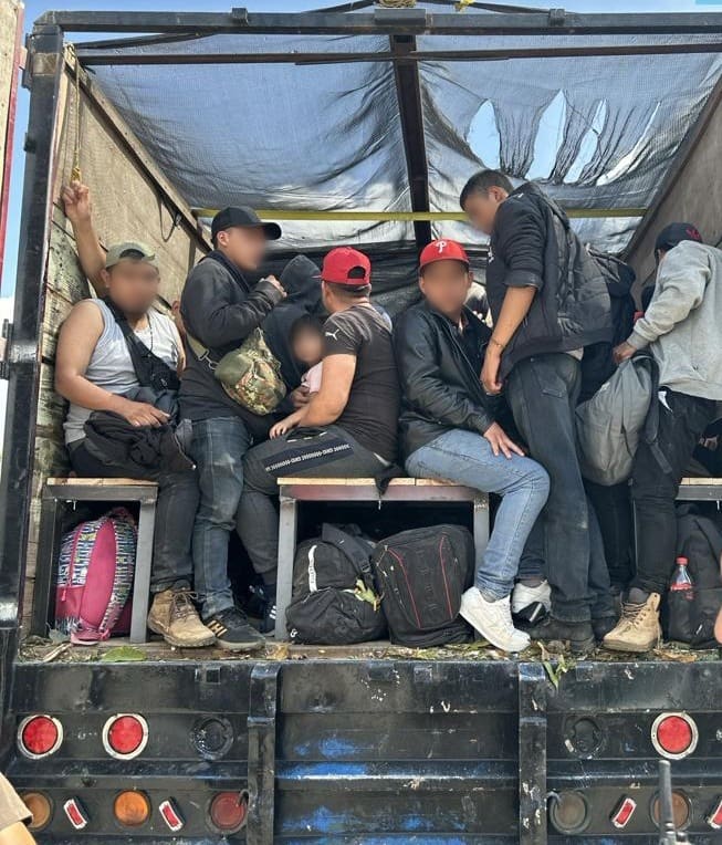 Encuentran a 130 migrantes guatemaltecos en un camión en Veracruz
