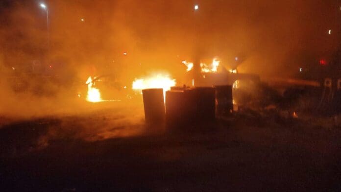 Se incendia corralón de vehículos en la Región 96 de Cancún; hay varias unidades quemadas
