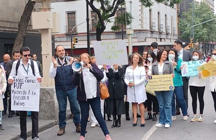 Trabajadores del PJF bloquean acceso a Insurgentes y Periférico Sur; operativo fue desplegado para desalojar a los manifestantes
