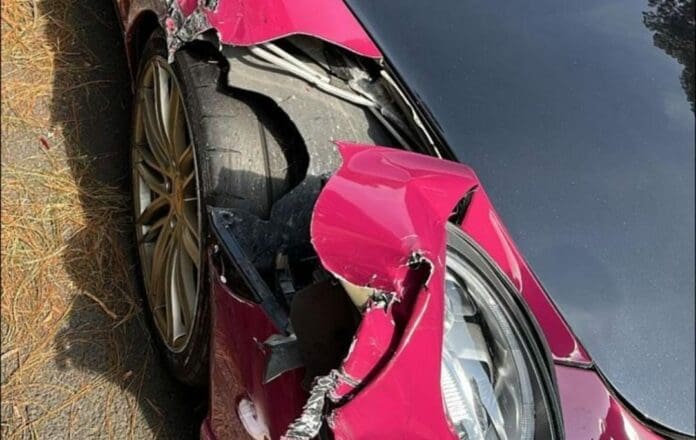 El conductor de un Porsche trminó impactándose con un autobús, luego de jugar carreritas sobre la México-Cuernavaca.