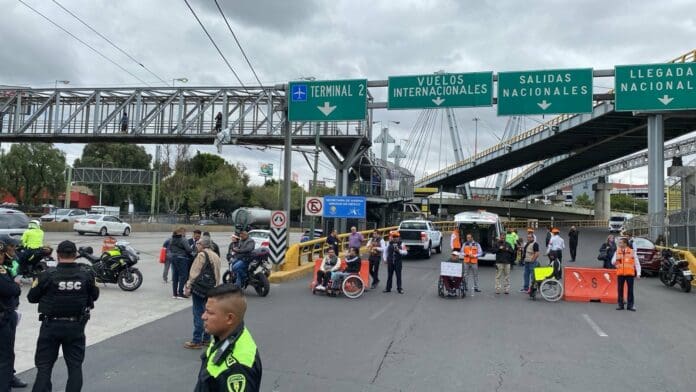 Manifestantes bloquean acceso al terminal 1 del AICM