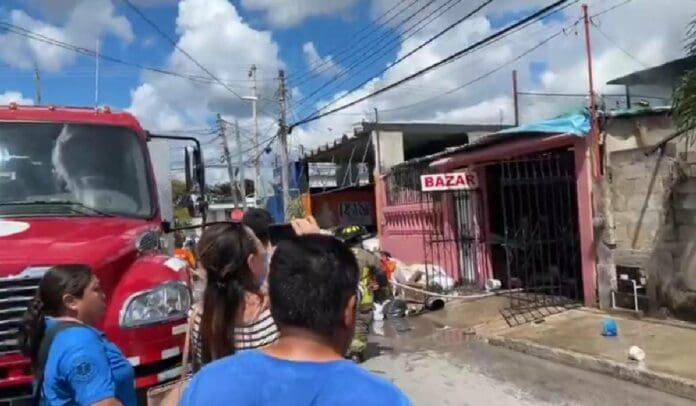 Este domingo se incendió un bazar en la Región 92 de Cancún. En el sitio venden mobiliario de hotelería y otros productos.