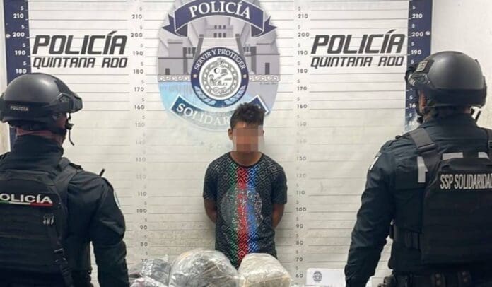 Un joven de 17 años de edad fue detenido en Playa del Carmen con más de 580 dosis de diversas drogas y un arma de fuego.