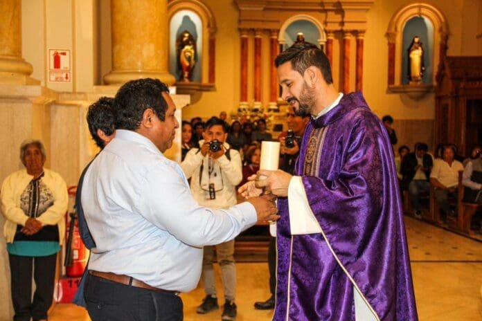 Sacerdote causa furor en TikTok y usuarias reaccionan: 