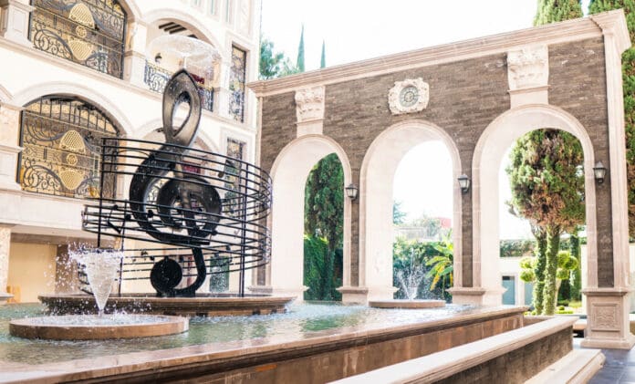 Hotel de Marco Antonio Solís en Morelia tendrá altar de muertos para mascotas