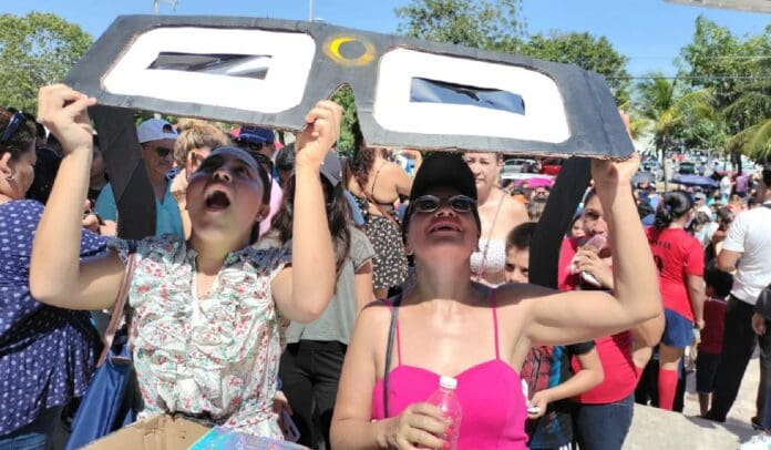 Cerca de 3 mil personas llegan al Planetario de Cancún para apreciar el eclipse solar anular