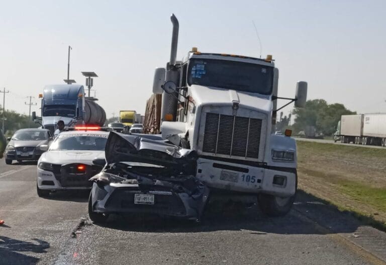 Joven conductora sobrevive tras ser aplastada por tráiler en la autopista a Laredo