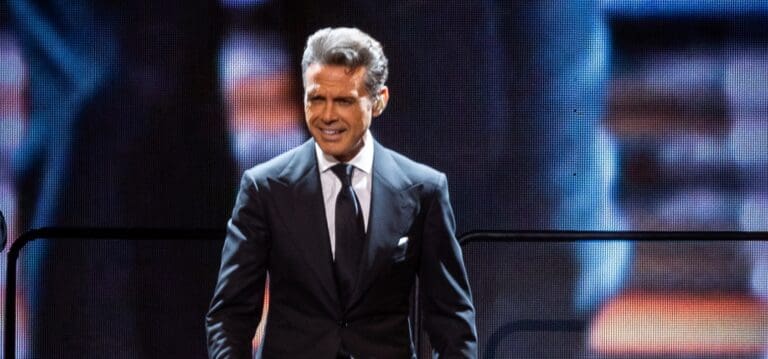 VIDEO: Luis Miguel empuja a guardia de seguridad para saludar a fans