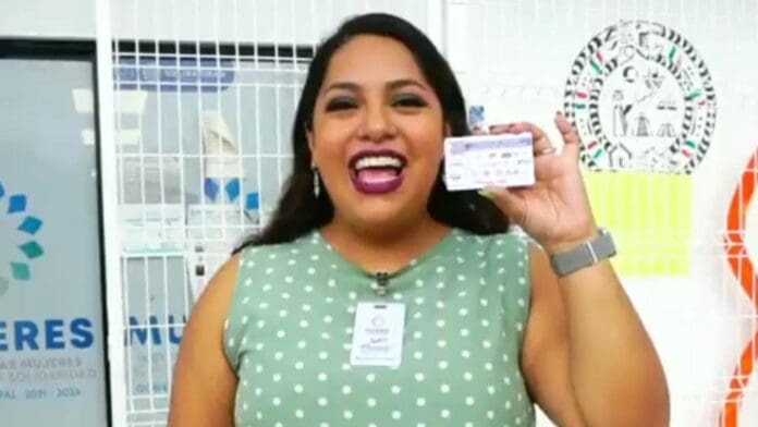 Las mujeres de Playa del Carmen gozan de descuentos en negocios y escuelas gracias a la tarjeta que les da el gobierno de Lili Campos.