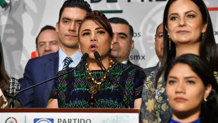 Diputada que criticó los libros de texto deja a Morena para unirse al PAN