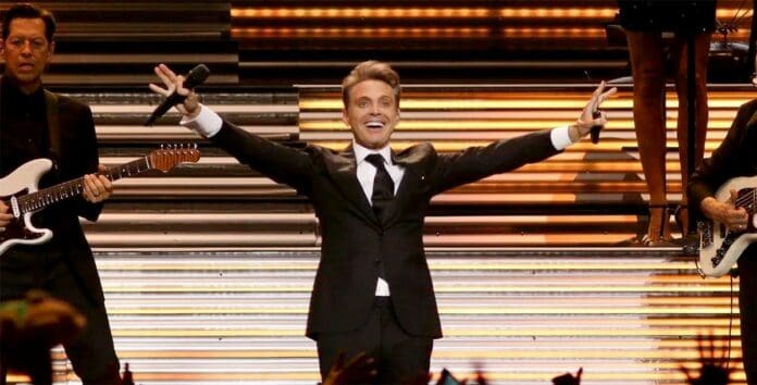 Luis Miguel le regala sus toallas sudadas a sus fans