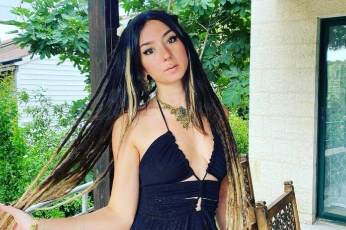 Madre de Shani Louk, la joven alemana secuestrada por Hamás, confirma que está viva pero su estado es grave