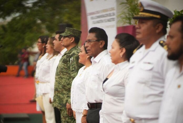 Realizan ceremonia cívica y colocan ofrenda floral en el “Monumento al Maestro”