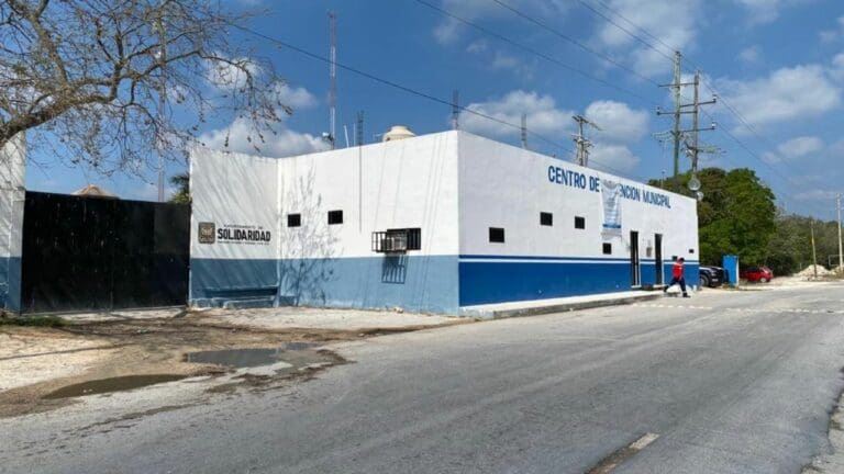 Tras riña que dejó dos muertos, trasladan a 50 reos de cárcel de Playa del Carmen