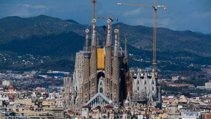 La célebre catedral de la Sagrada Familia de Barcelona está casi completa, solo falta la Torre Jesucristo