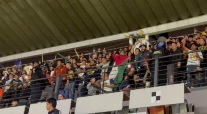 Llamó mucho la atención que un aficionado ondeara la bandera de Palestina este sábado en el Estadio Azteca.