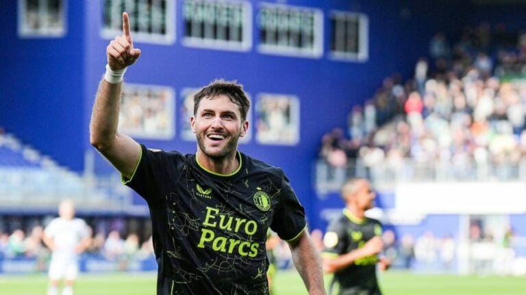 Santiago Giménez anotó un doblete una vez más en la Eredivisie. El delantero sigue destacando con el Feyenoord.