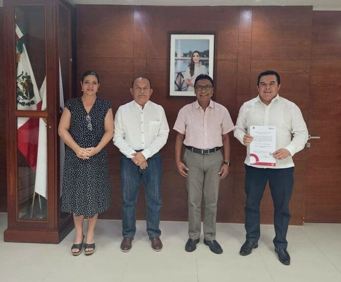 Carlos Gorocica Moreno, titular de la SEQ, da posesión a nuevo Rector de la Universidad Intercultural Maya de Quintana Roo