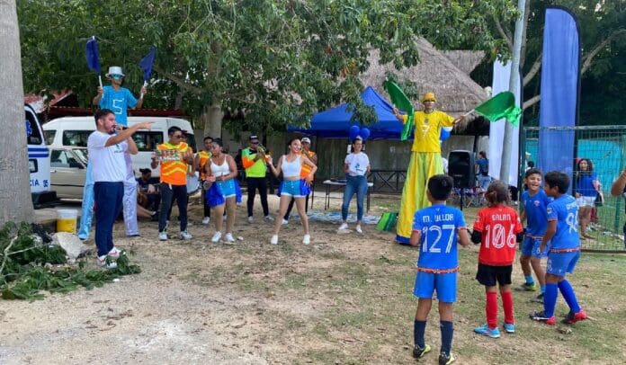 Niños y adolescentes se divierten en torneo de fútbol de Aguakan