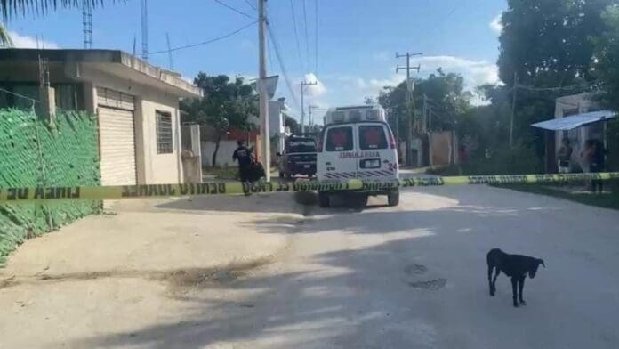 Más violencia. Ahora una mujer fue asesinada mientras se encontraba al interior de un expendio de cerveza en Cancún.