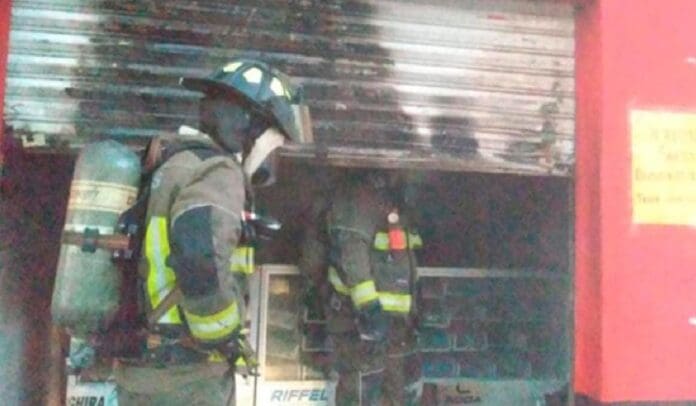 Más inseguridad. Un taller de motocicletas fue incendiado en Cancún, al parecer por presunto cobro de derecho de piso.