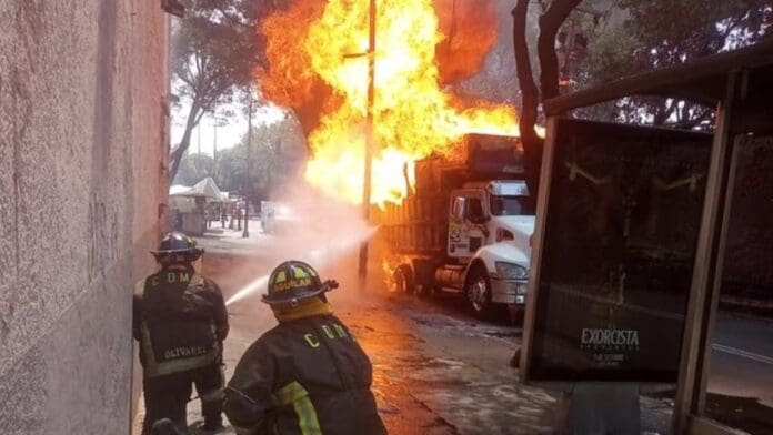 Camión repartidor de gas explota y se incendia