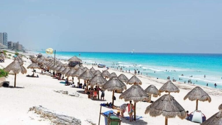 Playa Delfines de Cancún, conocida también como "El Mirador", ya cuenta con internet gratuito para los bañistas.
