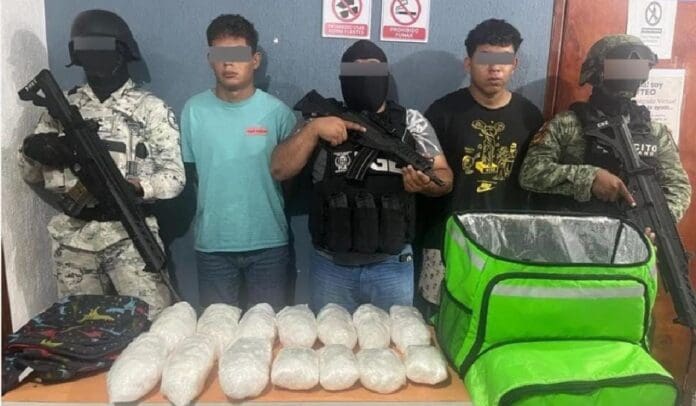 Dos narcomenudistas fueron detenidos en Cancún, pero no por la Policía Municipal, sino por dependencias estatales y federales.