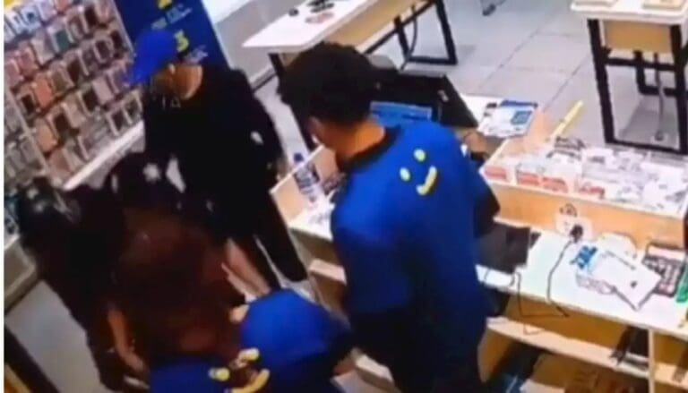 VIDEO: Asaltantes desarman a policía en segundos y roban tienda de celulares en Puebla