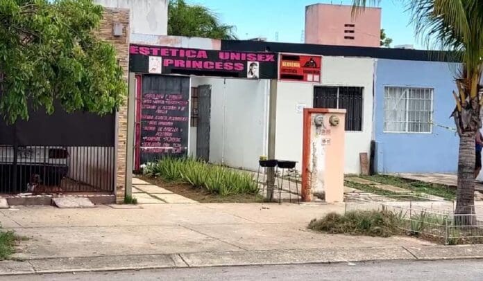 Más inseguridad. Ahora unos sujetos dispararon contra la fachada de una estética en Prado Norte en Cancún. No hubo lesionados.
