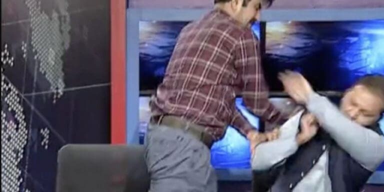 VIDEO: Políticos de Pakistán se agarran a golpes durante programa en vivo