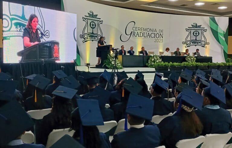 Participa la SEQ en Ceremonia de Graduación de la Universidad Autónoma del Estado de Quintana Roo