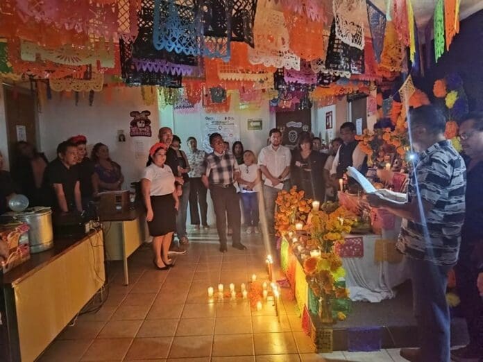 Coordinaciones generales de la SEQ elaboran altares por el Día de Muertos