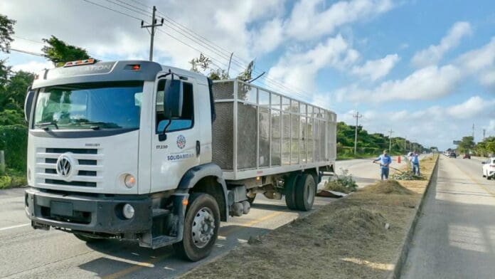 Mantienen carreteras limpias en Solidaridad